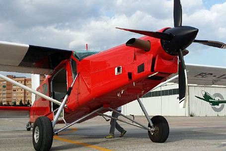 Izpletņlēcējs gatavojas lēcienam Latvijas lidlaukā