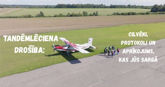 Pilatus Porter PC-6 lidmašīna stāv uz skrejceļa un izpletņlēcēji dodas uz startu. Teksts attēlā: Tandēmlēciena drošība, cilvēki, protokoli un aprīkojums kas jūs sargā.